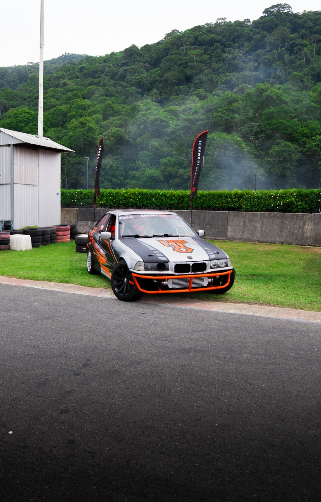 BMW Açucarada no paddock de um evento, junto da galera e da estrutura HeuPerformance