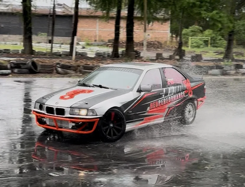 BMW E36 Açucarada fazendo drift na pista molhada