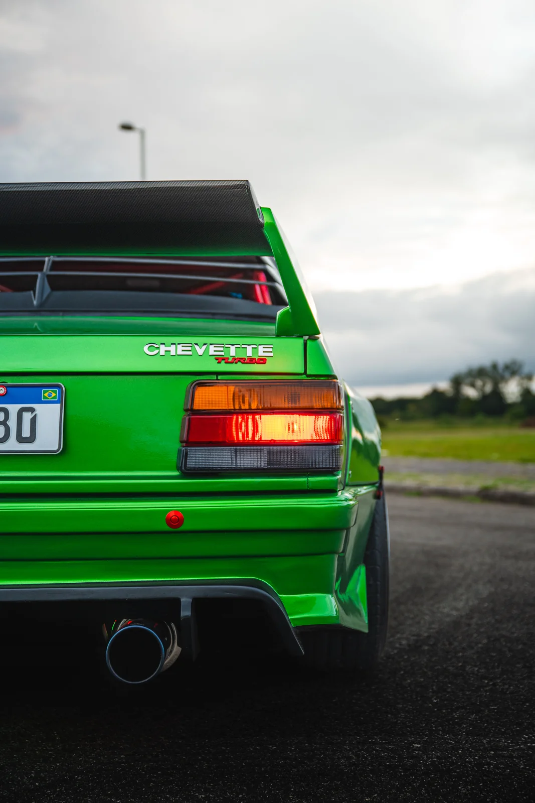 Traseira do Chevette Grinch com lanternas acesas