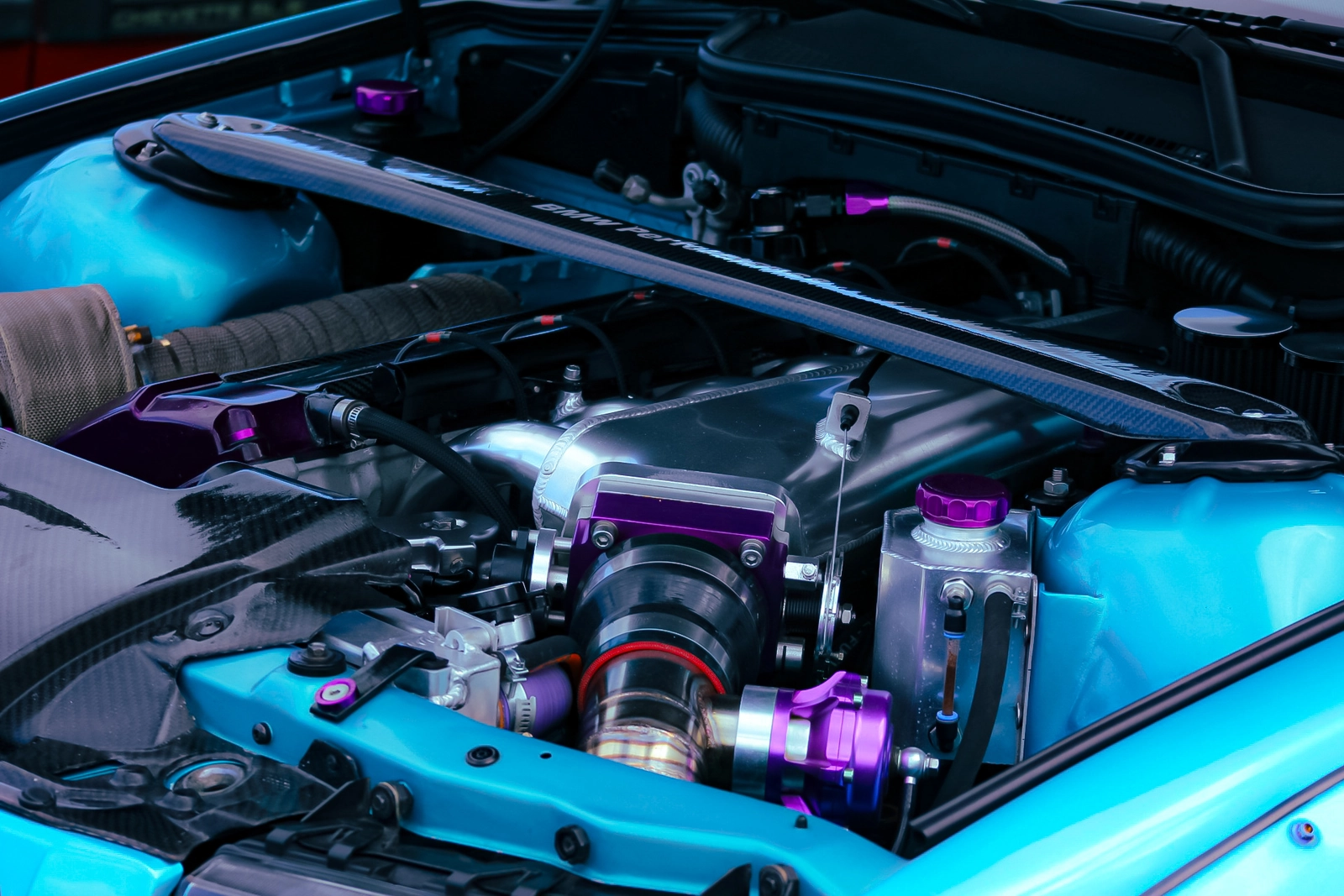 Cofre do motor M50 turbo do Sullivan, com componentes roxos, acabamento em carbono e pintura azul